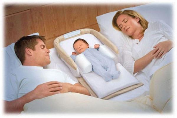Trong thời gian đầu bé thường ngủ cùng bố mẹ.
