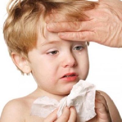 Cảm lạnh ở trẻ nguyên nhân là do nhiều loại virus nên có thể mắc phải nhiều lần trong năm.