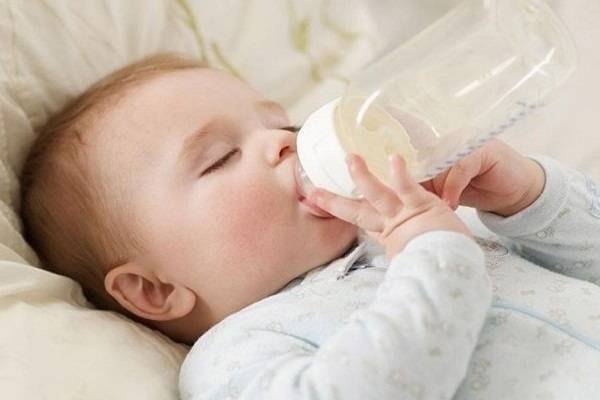 Không để trẻ bú bình sữa lúc đang ngủ.