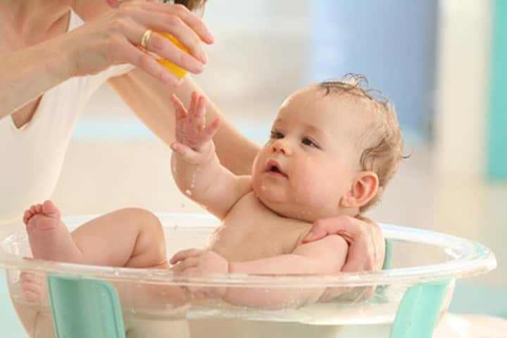 Mẹ cần chú ý nhiệt độ khi tắm cho trẻ