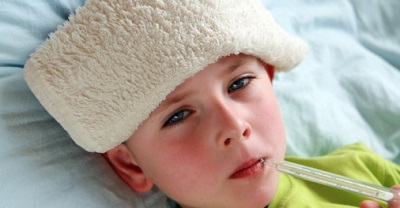 Cúm thường có sốt cao, cảm lạnh thường sốt nhẹ hay không có sốt.