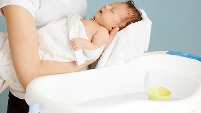 Tắm gội thường xuyên cho trẻ sinh non như những trẻ sơ sinh khác.