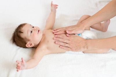 Massage bụng đúng cách giúp trẻ giảm nôn trớ.