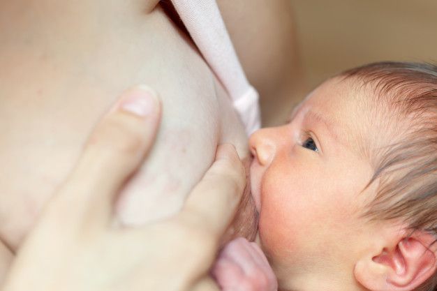 Cho bé bú đúng tư thế giúp mẹ cải thiện được bầu ngực chảy xệ.