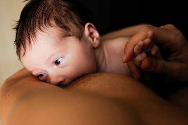 Mẹ cho trẻ bú không đúng cách là nguyên nhân gây tình trạng ngực chảy xệ.
