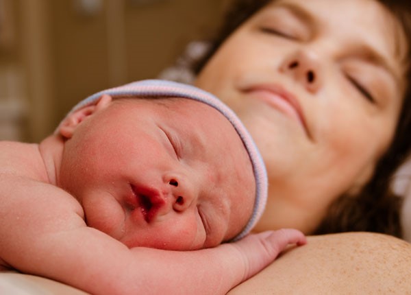 Da kề da sau sinh giúp trẻ nhận được nhiều lợi khuẩn và tăng sức đề kháng.