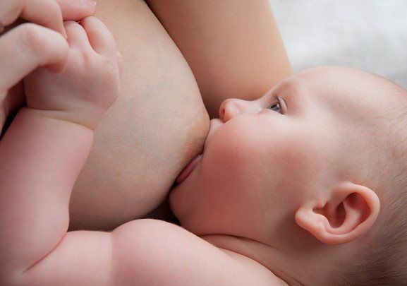 Sữa mẹ là nguồn dinh dưỡng tốt nhất cho sự phát triển của trẻ nhỏ.