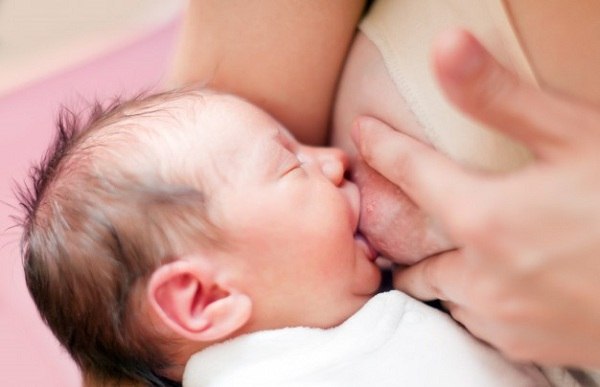 Cho bé bú đều đặn ngay sau khi sinh sẽ giúp mẹ tránh việc căng tức sữa.