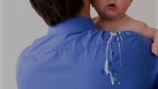 Nôn trớ ở trẻ sơ sinh: nguyên nhân, xử trí và cách chăm sóc trẻ tại nhà